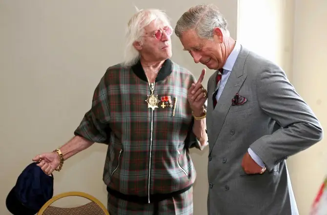 les images accablantes du prince charles demandant des conseils a jimmy savile pedophile notoire au royaume uni dans un documentaire netflix