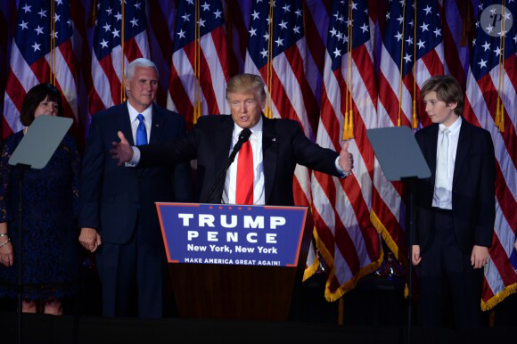 2948573 donald trump avec son fils barron et mik 580x0 2